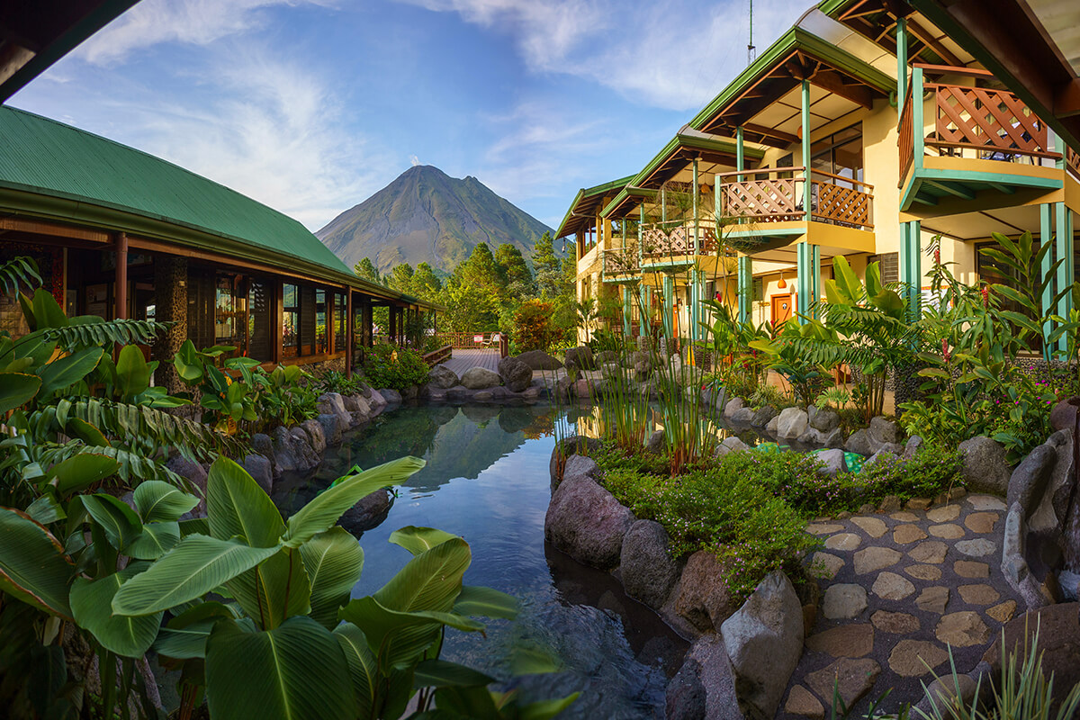Arenal Observatory Lodge — cottages with the volcano in view