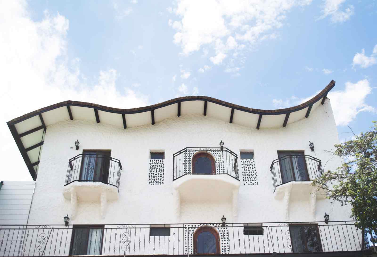 Camino Verde B&B — distinctive curved-roof building in Santa Elena